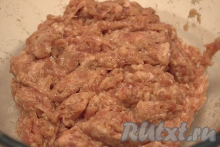 Тщательно перемешать фарш до однородной консистенции, несколько раз отбить его об стол, для того чтобы фарш стал более плотным (удобно отбивать фарш, выложив его в прозрачный целлофановый пакет).
