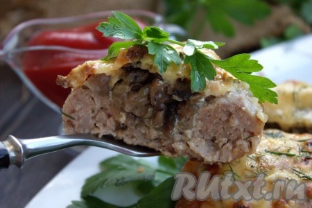 Приготовьте сочные, сытные мясные ватрушки с грибами и сыром по этому рецепту и у вас на столе будет отличное блюдо, которое станет достойной альтернативой привычным котлетам.