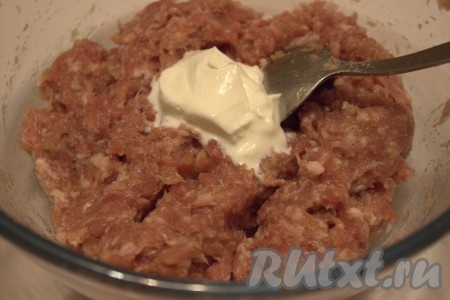 Затем выложить в фарш сметану.