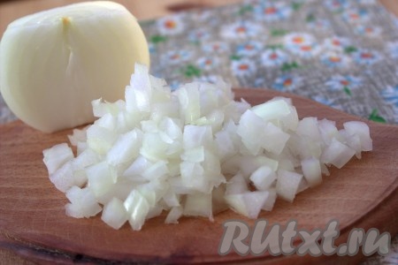 Лук очистить и промыть под проточной водой. Одну луковицу нарезать небольшими кубиками (вторая луковица пойдёт в мясной фарш).