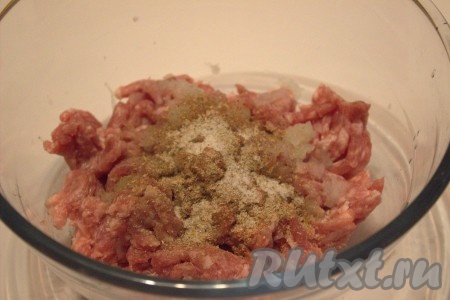 Добавить в фарш специи по вкусу, посолить (я использовала универсальную приправу).