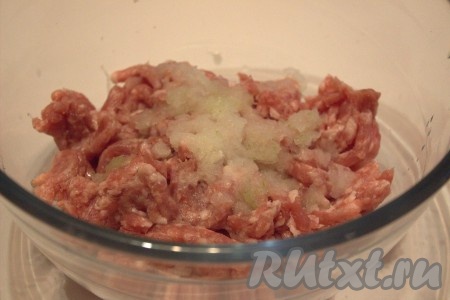 Фарш, купленный в магазине или получившийся после прокручивания мяса через мясорубку, выложить в достаточно объёмную миску, добавить к нему луковицу, натёртую на мелкой тёрке (можно лук перекрутить через мясорубку или нарезать на мелкие кубики).