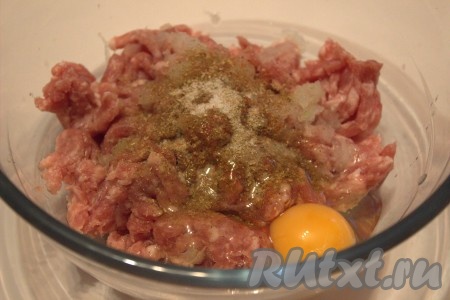 Добавить сырое яйцо и панировочные сухари, тщательно перемешать. Вместо сухарей можно добавить кусочки белого хлеба, заранее замочив их в молоке и потом отжав от излишков жидкости.