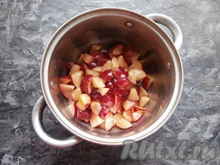 Нарезать сливы в кастрюлю кусочками, удаляя при этом косточки.
