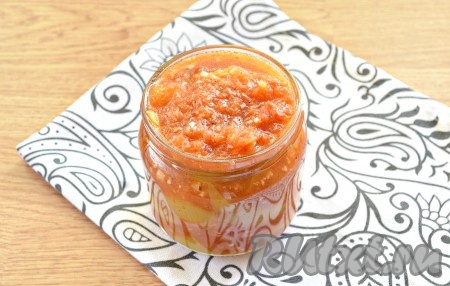 Раскладываем горячее лечо в простерилизованную банку, закатываем (или закручиваем) прокипячённой крышкой.