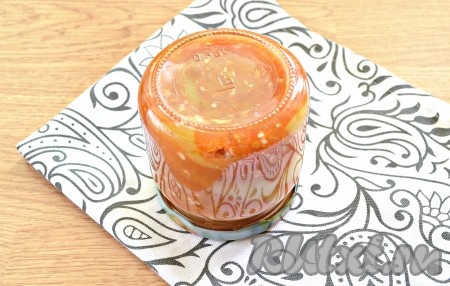 Лечо остужаем, поставив банку на крышку и укутав одеялом.