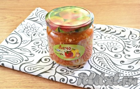 Хранить в меру густое, ароматное лечо из помидоров, болгарского перца и чеснока, лучше в прохладном помещении (например, в погребе или подвале). Зимой заготовка, приготовленная по этому простому рецепту, порадует аппетитным видом и приятным вкусом и вас, и ваших близких! 