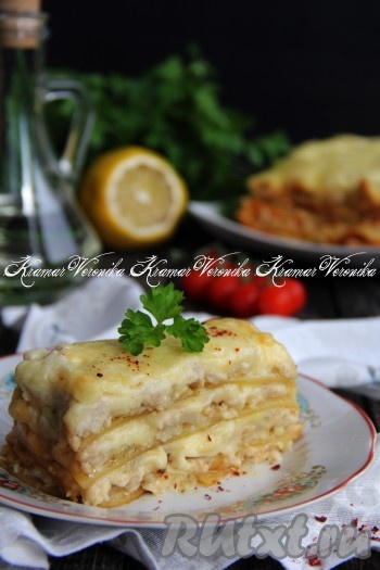 Аппетитную, сытную, нежную лазанью нарезать на кусочки и подать к столу в горячем виде. Приготовить лазанью с фаршем из готовых (покупных) листов совсем несложно, а в результате у вас на столе будет блюдо, вкус которого понравится всей семье!