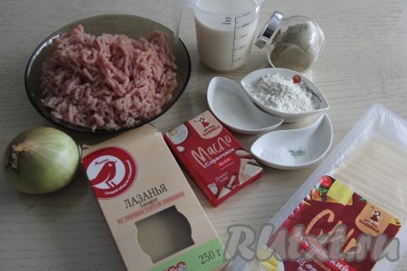 Подготовить продукты для приготовления лазаньи из готовых листьев. Фарш можно использовать из любого вида мяса, купленный в магазине или приготовленный в домашних условиях (я приготовила фарш, пропустив кусочки свинины через мясорубку).