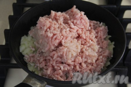 Затем в сковороду с луком выложить фарш, очень хорошо перемешать.