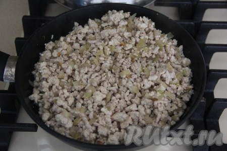 Обжаривать фарш с луком минут 15, разбивая мясные комочки, на среднем огне, посолить, добавить специи по вкусу, снять с огня и дать фаршу немного остыть.