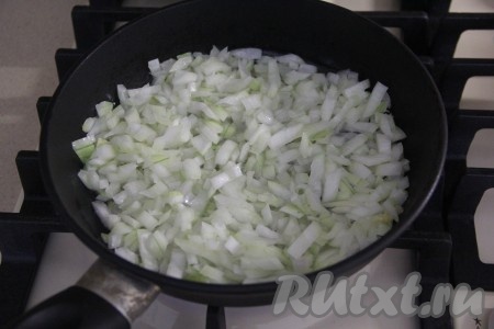 Теперь займёмся мясной начинкой для лазаньи, для этого очищенную и мелко нарезанную луковицу нужно обжарить на растительном масле на среднем огне до прозрачности (на это потребуется 4-5 минут), не забывая помешивать. 