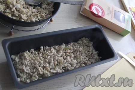 Поверх листов выложить часть фарша и разровнять.