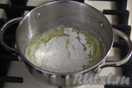 Как только масло полностью растопится, всыпать муку.