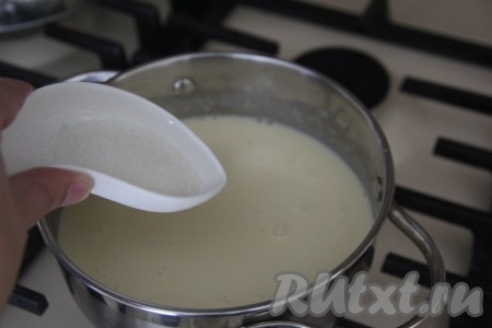 Добавить в соус бешамель соль и сахар, довести до кипения, а затем проварить на небольшом огне, помешивая, 3-5 минут, после этого снять с огня и дать немного остыть.