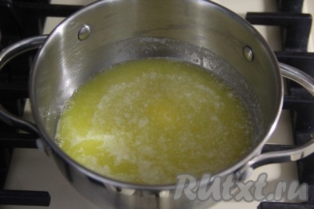 Для начала следует приготовить соус бешамель, для этого в кастрюлю нужно выложить сливочное масло и растопить его на среднем огне.