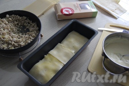 Поверх соуса разложить тонкие пластинки сыра (или натёртый сыр).