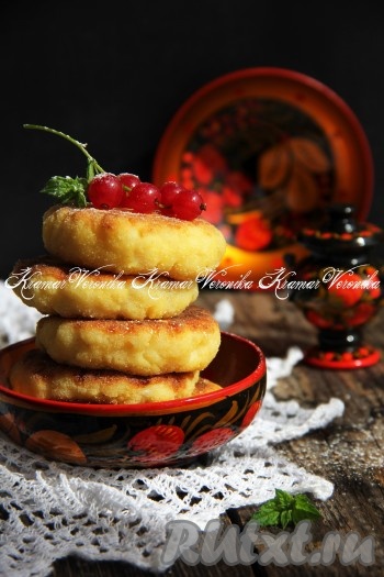 Манники, приготовленные из каши, сваренной на молоке, получаются нежными, вкусными и очень аппетитными. Перекладываем их со сковороды на тарелку и подаём к столу в горячем виде со сметаной, мёдом или сгущённым молоком. 