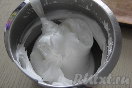 Белковая масса должна получиться плотной, хорошо держащей форму.