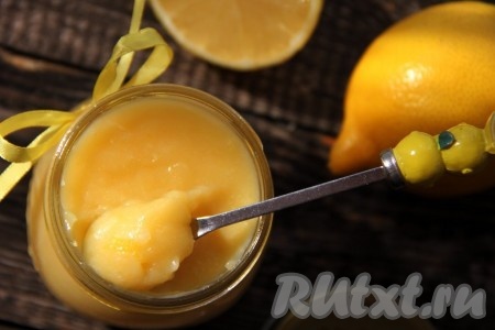 Переложить лимонный курд в банку (или другую удобную посуду), дать ему остыть, прикрыть крышкой и отправить в холодильник (я ставлю на ночь). Хорошо застывший курд можно использовать в качестве начинки для меренгового рулета.