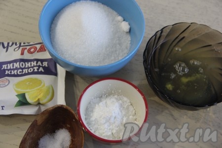 Подготовить продукты для приготовления меренгового коржа. Белки лучше взвесить на весах! Белки должны быть хорошо охлаждены.