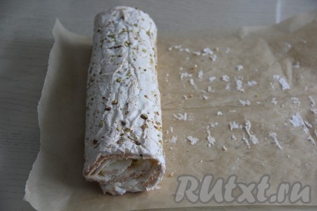 Пока корж не остыл, сразу свернуть его в рулет, завернуть в пергамент и отправить в холодильник на 5-7 часов.