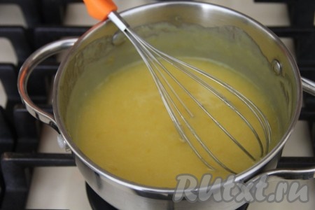 Лимонно-яичную массу тщательно перемешать с маслом с помощью венчика (масло должно полностью раствориться). Вот и всё, лимонный курд готов, осталось дать ему хорошо охладиться, чтобы он стал более густым.