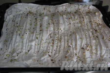 Выпекать меренговый корж минут 20 в разогретой духовке при температуре 190 градусов. Поверхность коржа будет слегка хрупкой.