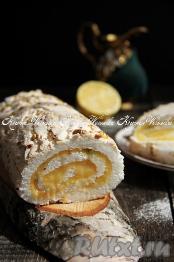 Готовый меренговый рулет с начинкой из лимонного курда нарезать на кусочки и подать к столу. Посмотрите, какой получается разрез, он просто бесподобный! На вкус этот десерт, как нежное облачко с тонкой кислинкой лимона.