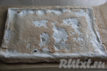 Перевернуть корж на пергамент и снять тефлоновый коврик (или пергаментную бумагу). Оставлять корж до полного остывания не нужно, он должен быть тёплым, иначе он потрескается в процессе сворачивания!