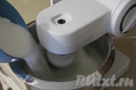 В пышную белковую пену, не прекращая взбивать, понемногу всыпать сахар.