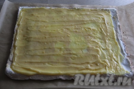 Теперь возвращаемся к нашему мереговому коржу. Нанести хорошо застывший лимонный курд на всю поверхность тёплого меренгового коржа.