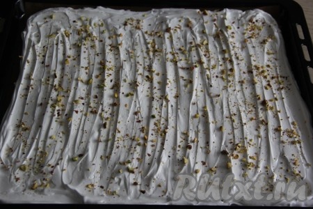 По желанию, можно присыпать меренгу дроблёными фисташками.