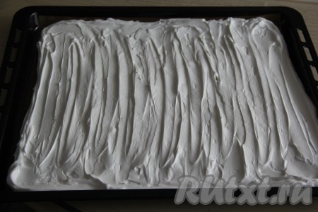Противень (я выпекала на противне размером 30х30 см) застелить пергаментной бумагой (или тефлоновым ковриком), выложить белковую массу, равномерно распределяя её лопаткой.