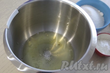 Чаша для взбивания белков должна быть и чистой, и абсолютно сухой, влить в неё белки, всыпать соль и лимонную кислоту.