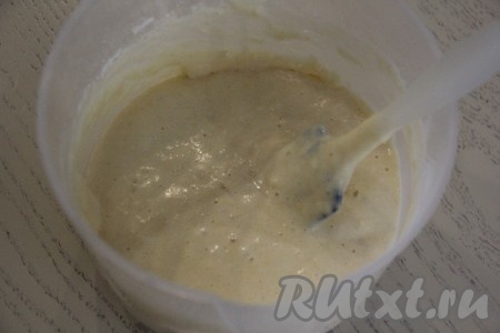 Аккуратно, стараясь не осадить яичную массу, перемешать тесто лопаткой. Бисквитное тесто должно получиться воздушным, однородным и лёгким.