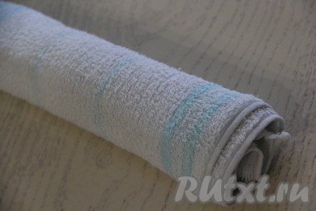 Завернуть бисквит в полотенце и оставить на минут 20.