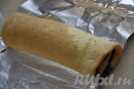 Свернуть бисквит, смазанный вареньем, в рулет и переложить на фольгу. Завернуть рулет в фольгу и убрать в холодильник, минимум, на час.