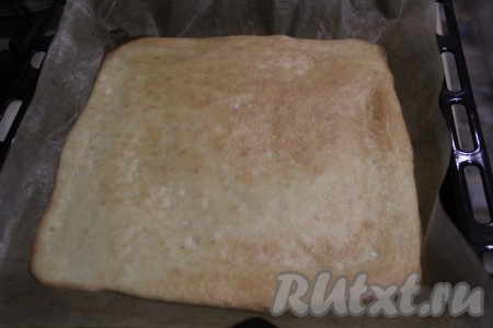 Выпекать бисквит в разогретой духовке минут 7 при температуре 190 градусов. Готовая выпечка покроется слегка золотистым цветом.