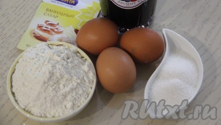 Подготовить продукты для приготовления рулета с вареньем в духовке.