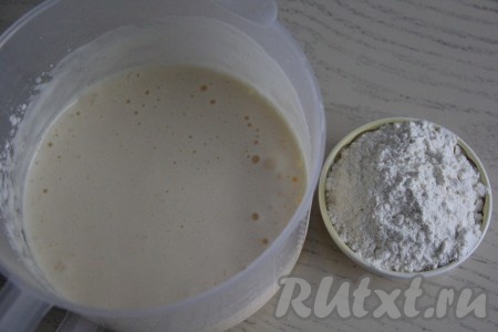 Яичная масса должна посветлеть и увеличиться в объёме, примерно, раза в 2.