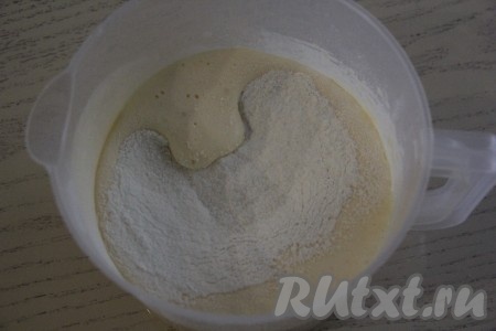 Выключить миксер и всыпать в яичную массу просеянную муку.