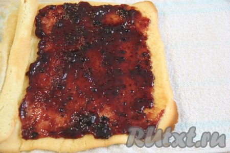 Готовый бисквит развернуть и смазать вареньем.