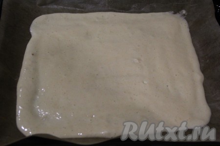 Застелить противень (я выпекала на противне размером 30 см на 30 см) тефлоновым ковриком (или пергаментом), выложить бисквитное тесто и разровнять его.