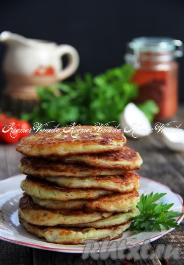 Очень нежные, воздушные, с приятным сладковатым вкусом оладьи, приготовленные из молодой капусты, к столу подавать со сметаной.