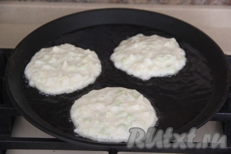 Сковороду разогреть, добавить растительное масло. Выкладывать по 1,5 столовых ложки капустного теста в виде оладий.