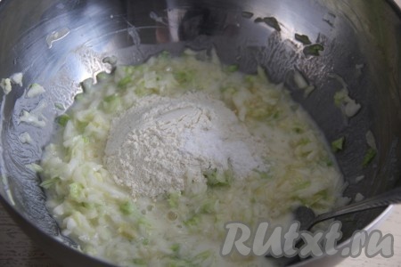 Перемешать капустно-кефирную массу, всыпать разрыхлитель и половину муки, перемешать. Затем добавлять муку постепенно, каждый раз очень хорошо перемешивая.