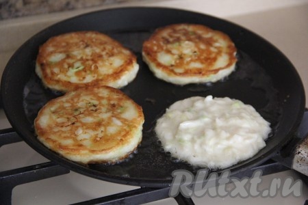 Готовить оладьи из молодой капусты до румяности с двух сторон. Жарятся оладушки на среднем огне достаточно быстро, примерно, по 2-3 минуты с каждой стороны. Румяные оладьи со сковороды переложить на тарелку, а из оставшегося теста пожарить постепенно все капустные оладьи.