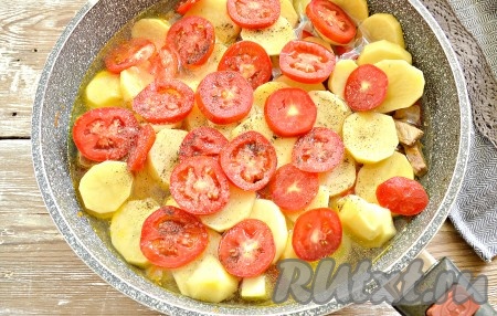 Рагу из свинины с картошкой и кабачками солим, перчим по вкусу, заливаем кипячёной водой так, чтобы она покрыла картофель до половины, даём воде закипеть и убавляем огонь.