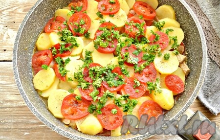 Сковороду накрываем крышкой и тушим рагу из свинины с картошкой и кабачками 35 минут. Перемешивать не нужно. Время дано ориентировочно, готовность проверяйте по картофелю. Как только картошка легко прокалывается ножом - рагу готово. Готовое блюдо посыпаем измельчённой свежей зеленью.